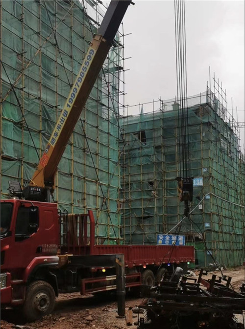 南丹县“慢工细活”—— 吊车的 “微动控制” 技术