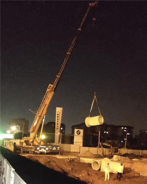 南丹县“弯臂矫正”—— 吊车的 “形变补偿” 技术